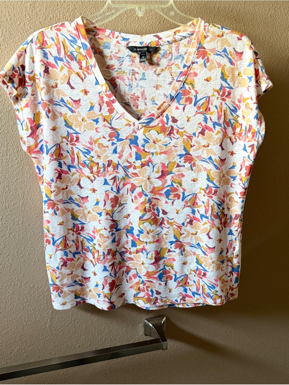 💥5/$15 FINAL PRICE DROP Banana Republic Red Pattern V-Neck Top
